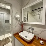 דירה Sahin Pera 1 Stylish 2br 3ac Near Istiklal Street איסטמבול
